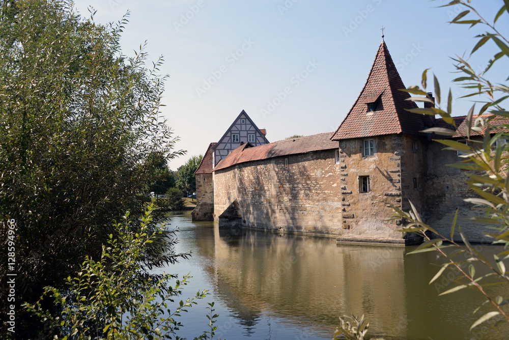 Fototapeta premium Stadtmauer und Wassergraben von Weissenburg in Bayern