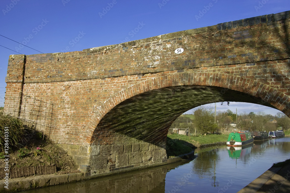 Fototapeta premium views from the towpath worcester and birmingham canal worestersh