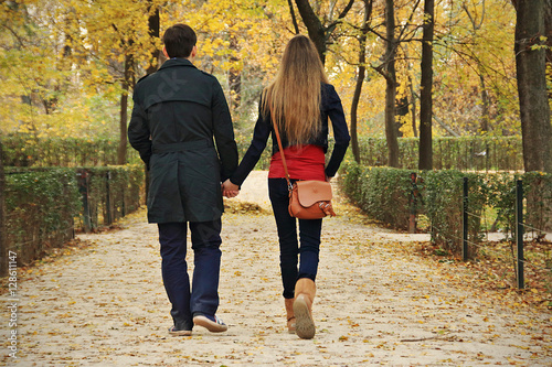 Pareja paseando por el parque, Madrid photo