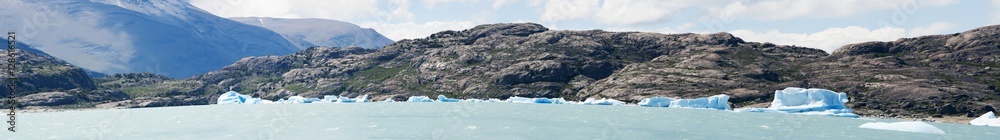 Patagonia, 23/11/2010: gli iceberg e il paesaggio montano del Lago Argentino, il più grande lago d'acqua dolce in Argentina, nel Parco Nazionale Los Glaciares, alimentato dal disgelo dei ghiacciai