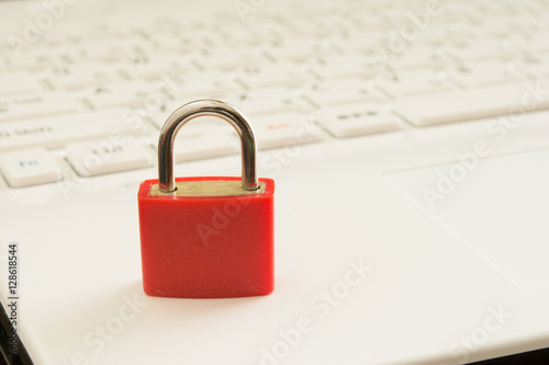 Wallpaper Mural パソコンと南京錠
 Torontodigital.ca