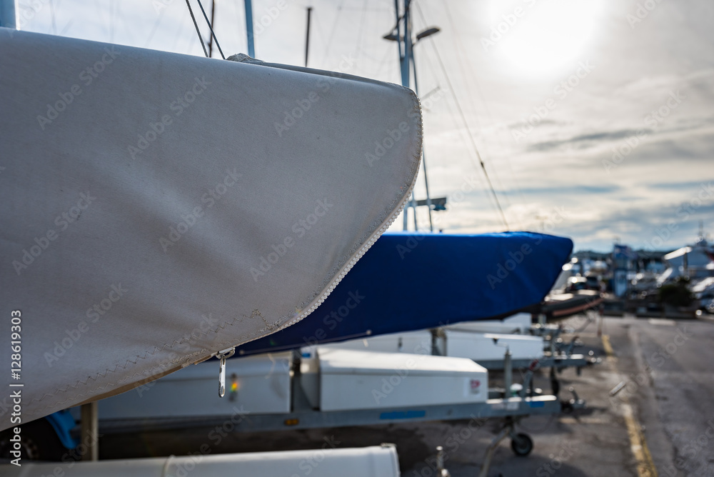 Obraz premium Zimowanie łódki pokrowiec