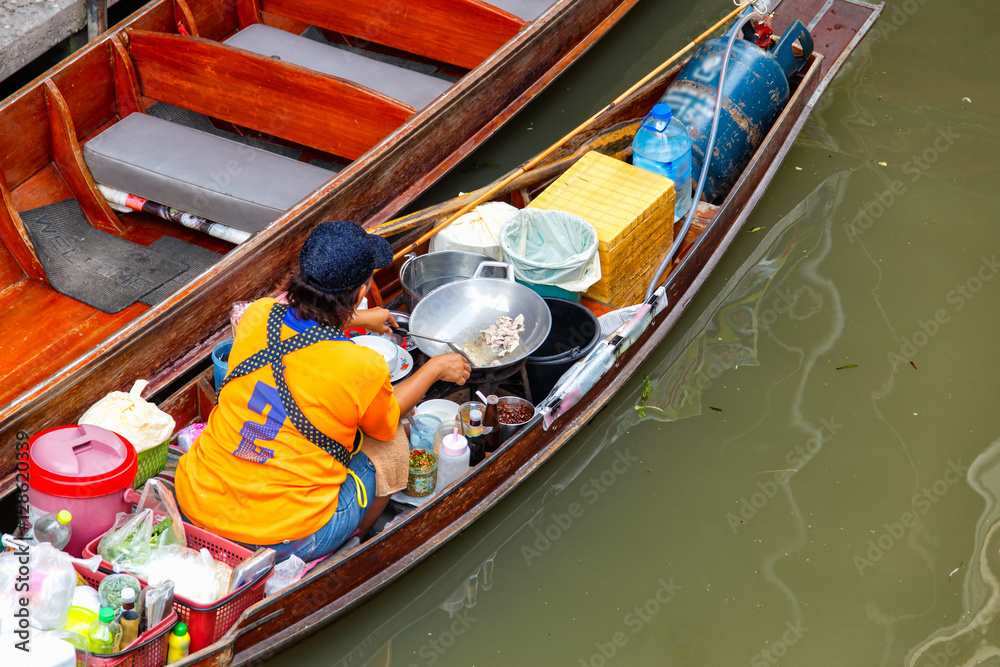 Obraz premium Damnoen Saduak floating market
