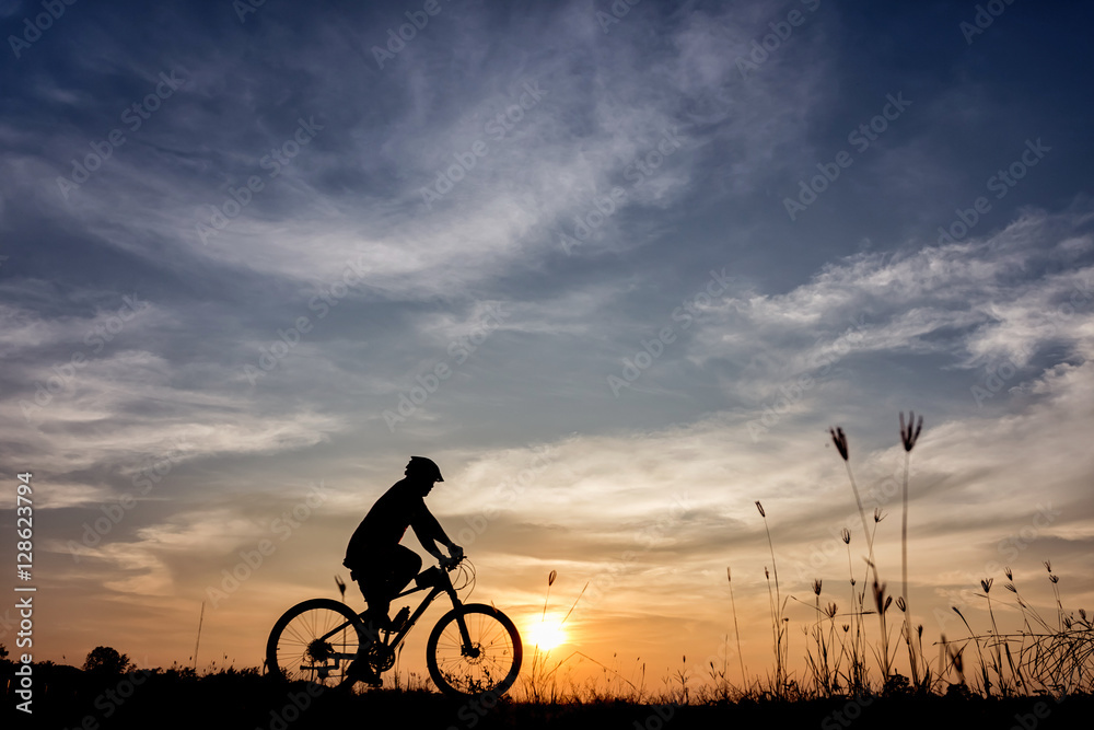 Fototapeta premium silhouette of bicycle rider at sunset