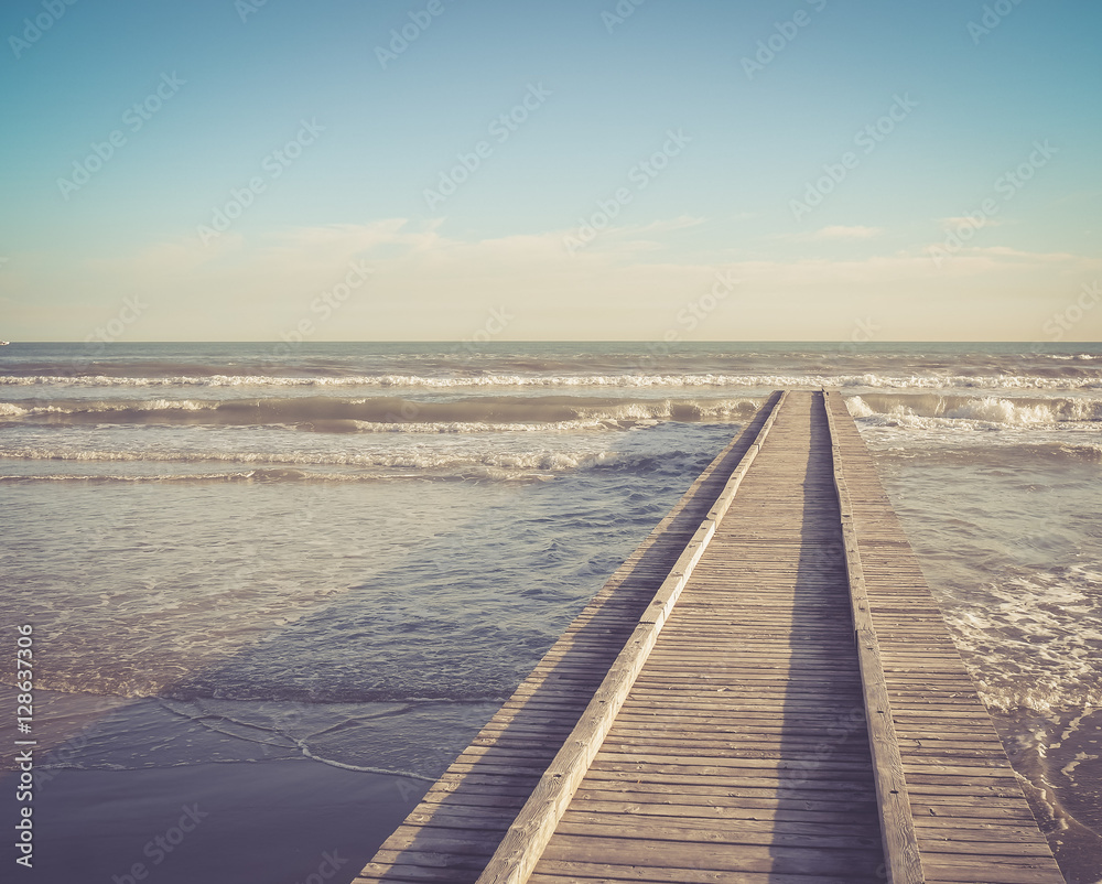 Fototapeta premium Meer, Strand und Steg in Italien, retro Quadrat