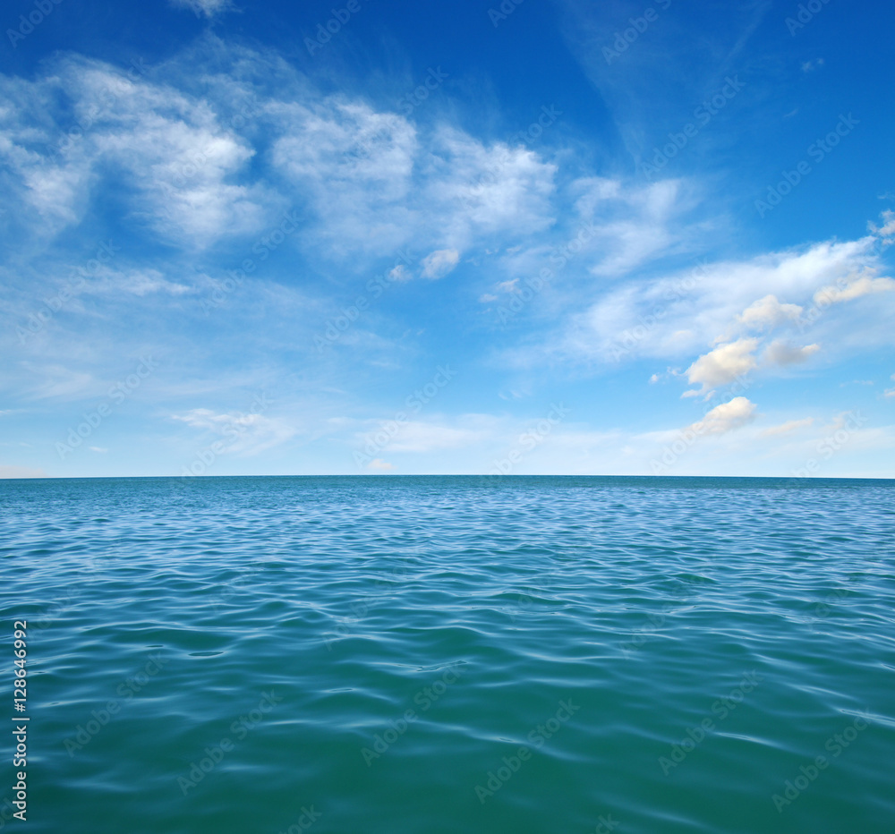 Obraz premium Niebieska woda morska