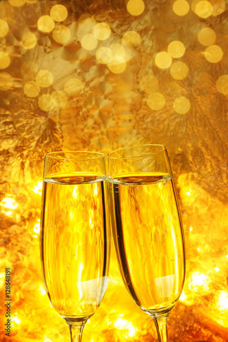 Sekt, Champagner, Gläser stoßen an zu Silvester