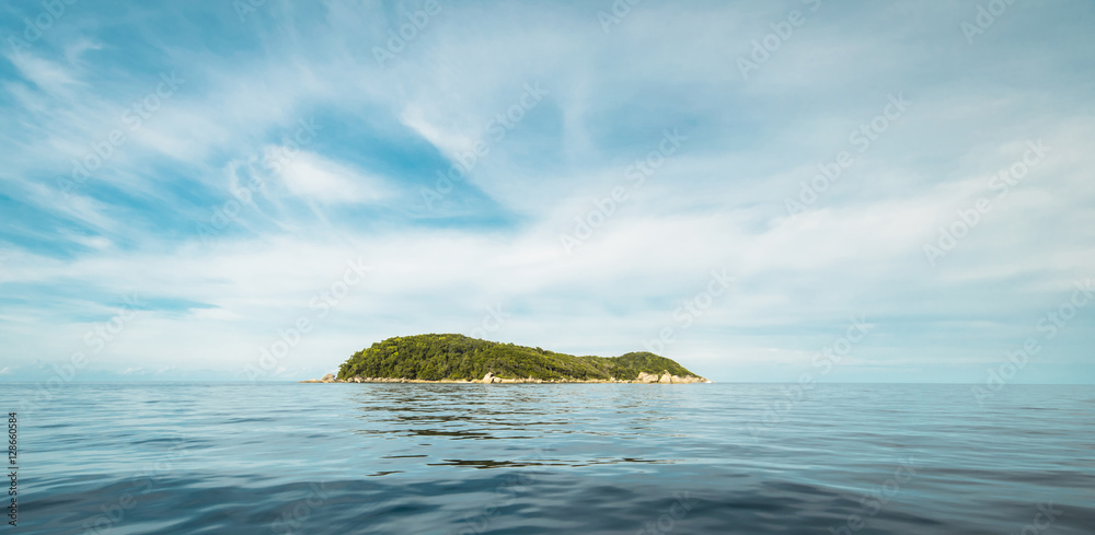 Obraz premium Tropikalna wyspa karaibska w otwartym oceanie