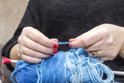 Knitting needles with the use of wool