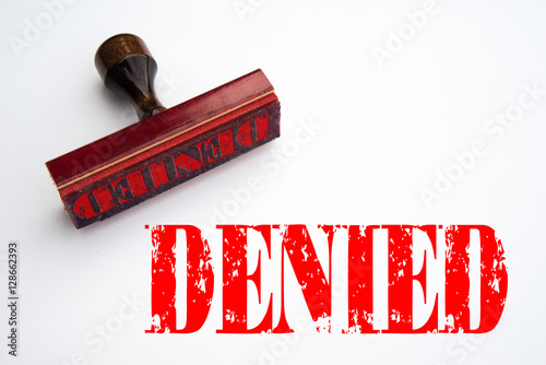Foto A 3d rendering of a rubber stamp with the word denied