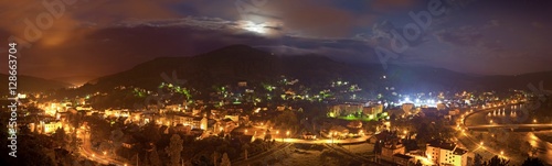 Górskie miasto nocą
