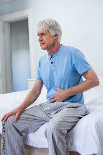 Foto Senior man suffering from stomach pain