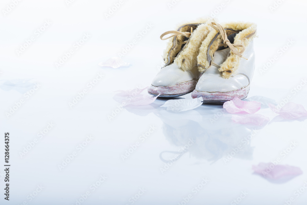 Obraz premium vieilles chaussures de bébé