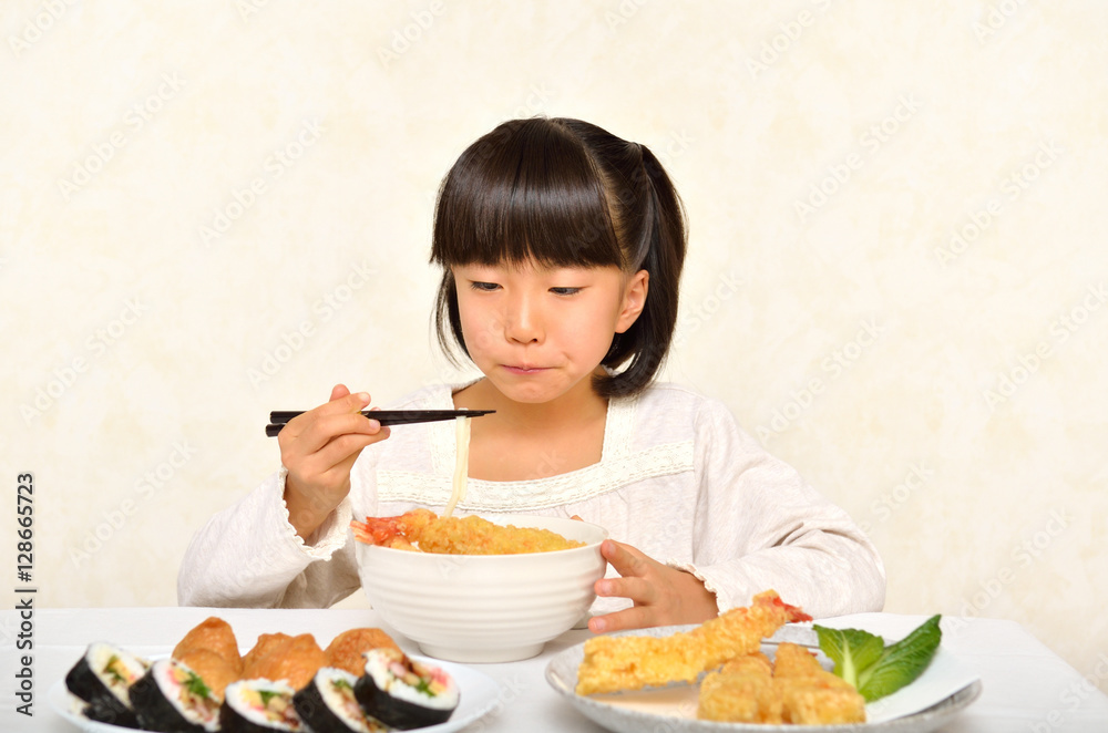 天ぷらうどんを美味しそうに食べる女の子