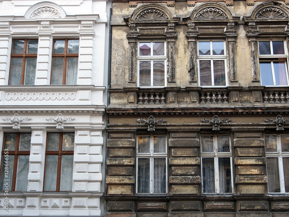 Wunschmotiv: Berlin: Sanierter neben unsaniertem Altbau #128666553