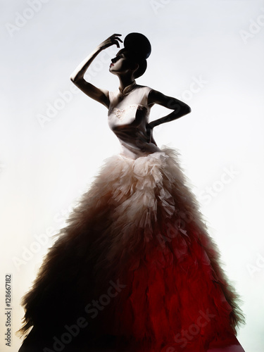 Fotografia Beautiful elegant woman in luxury evening dress