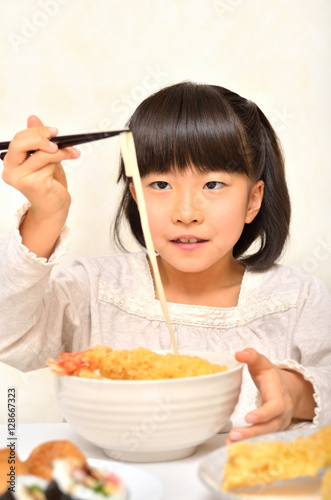 天ぷらうどんを美味しそうに食べる女の子