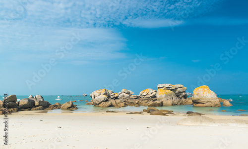 Küste mit Strand, Felsen und Booten im Sonnenschein, Kerlouan, Bretagne, Frankreich