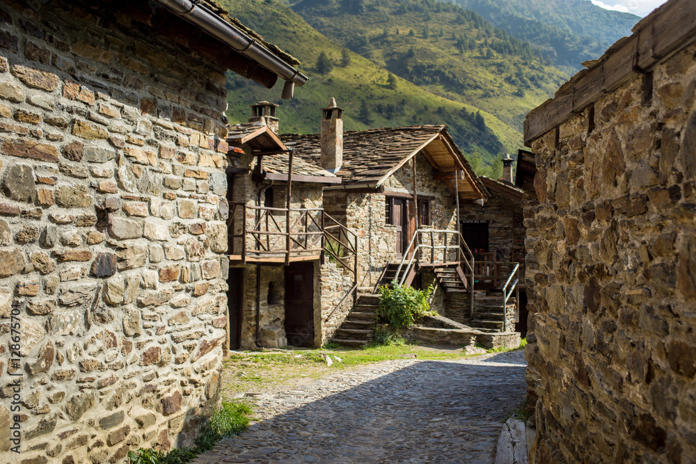 Stone chalets in a tiny mountaing village. Case di Viso - Ponte