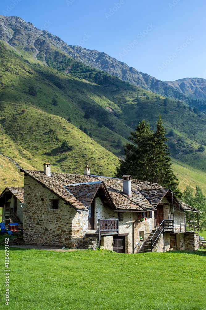 Stone chalets in a tiny mountaing village. Case di Viso - Ponte