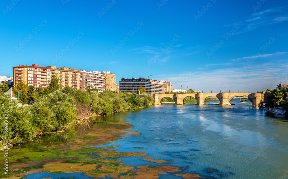Fototapeta premium Puente de Piedra in Zaragoza, Spain