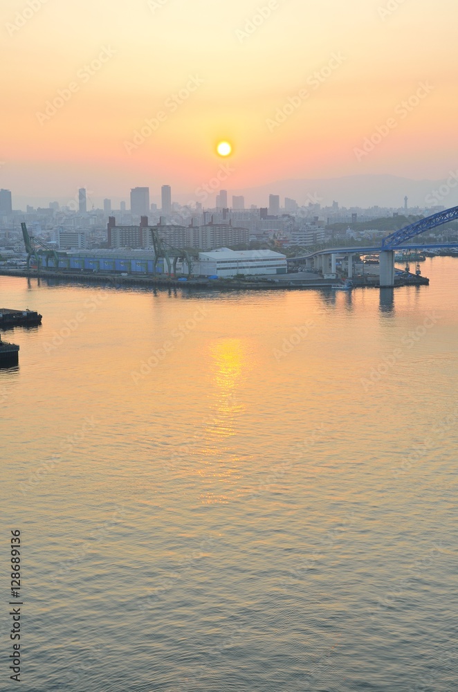 朝焼けの大阪都市風景