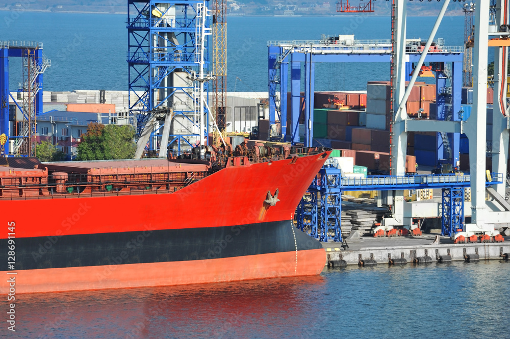 Fototapeta premium Bulk cargo ship under port crane
