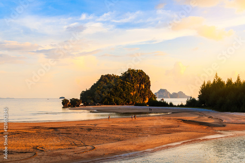 Obraz na płótnie Aouw Nang bay a ndaman sea Krabi, South of Thailand on sunset. w salonie