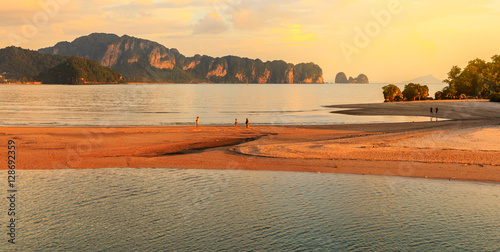Obraz na płótnie Aouw Nang bay a ndaman sea Krabi, South of Thailand on sunset. w salonie