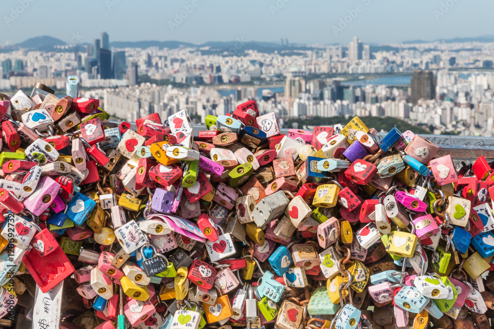 Obraz premium colourful love locks at Seoul Tower with Seoul skyline in background