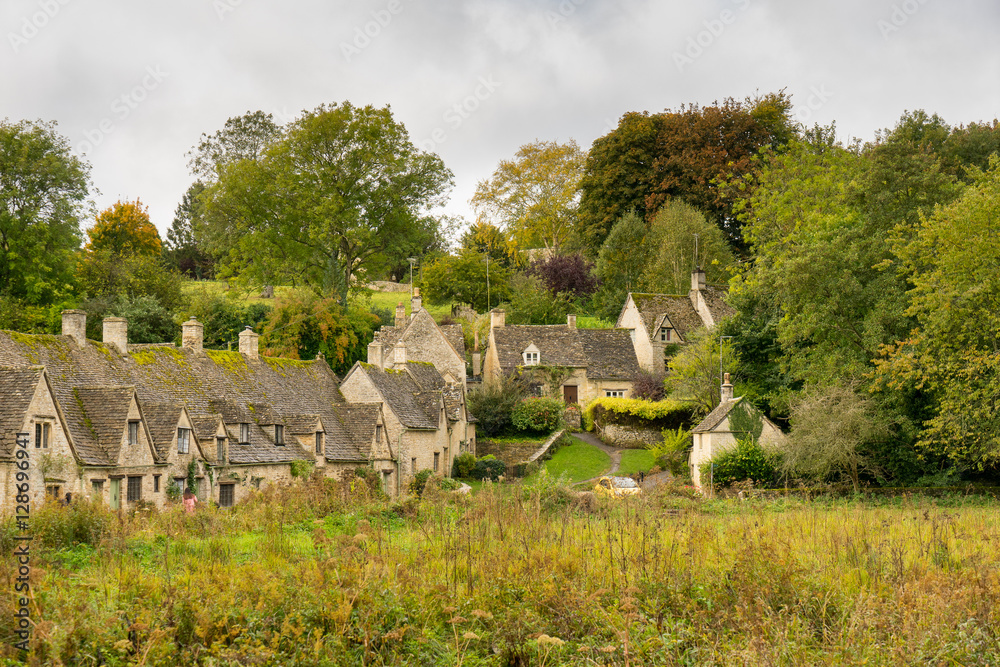 Obraz premium the village of Bibury, Cotswolds, Arlington Row England