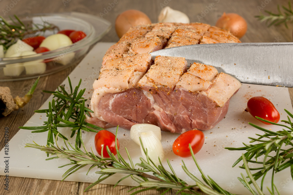 Rohes Schweinefleisch für die Zubereitung eines Krustenbratens
