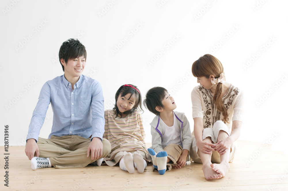 床に座る4人家族