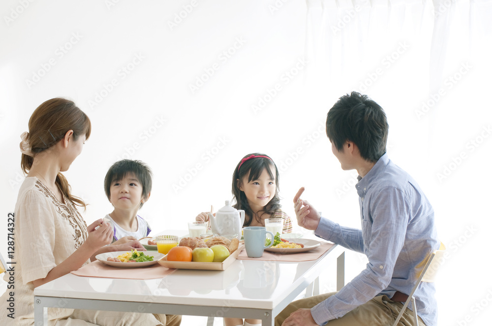 4人家族の朝食風景