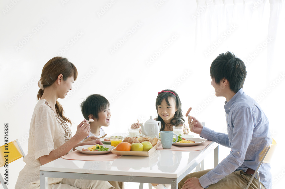 4人家族の朝食風景