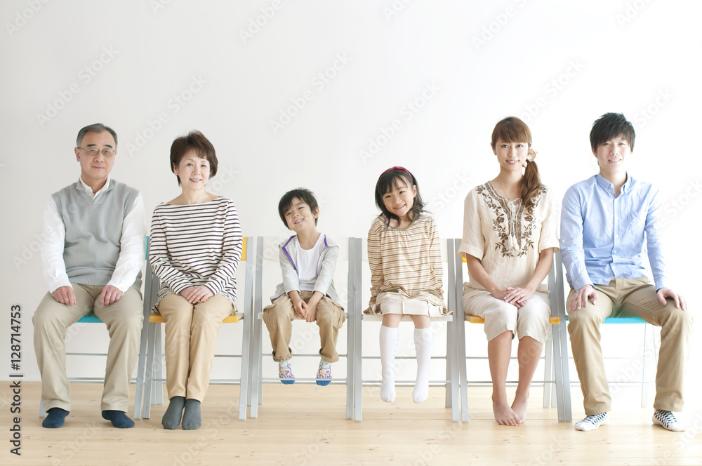 椅子に座る3世代家族