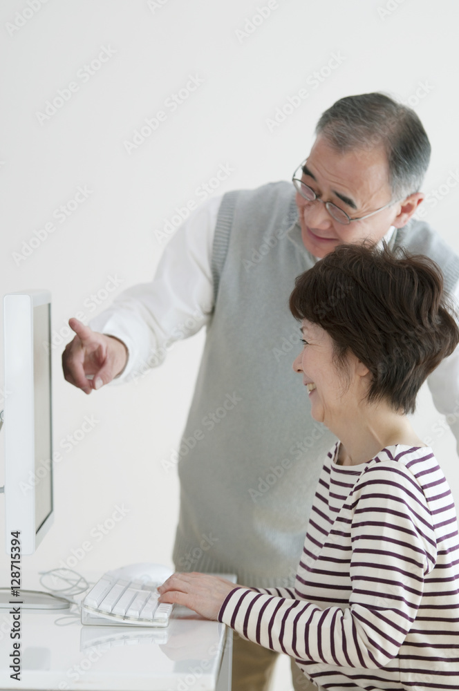 Obraz premium パソコンを使うシニア夫婦