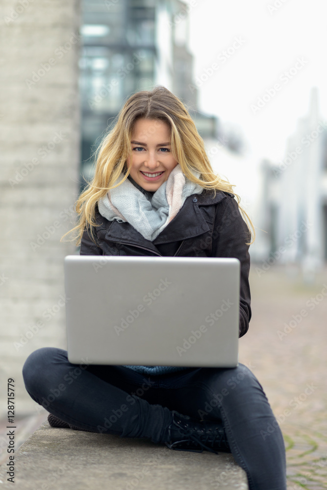 Hübsche junge Frau mit ihrem Laptop Hübsche junge Frau mit ihrem Laptop