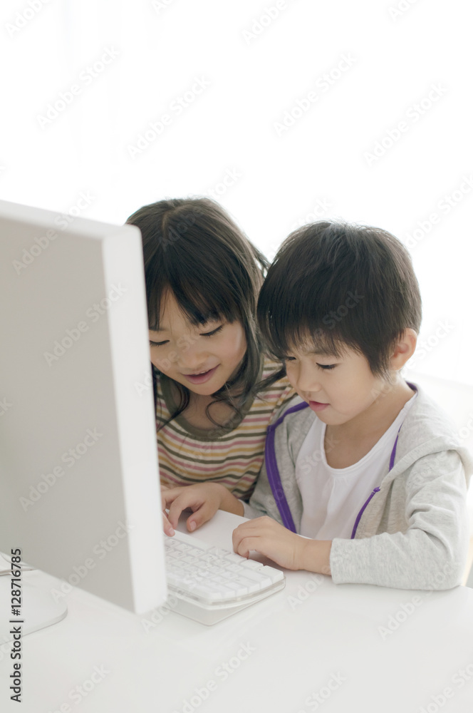 パソコンを使う子供たち パソコンを使う子供たち