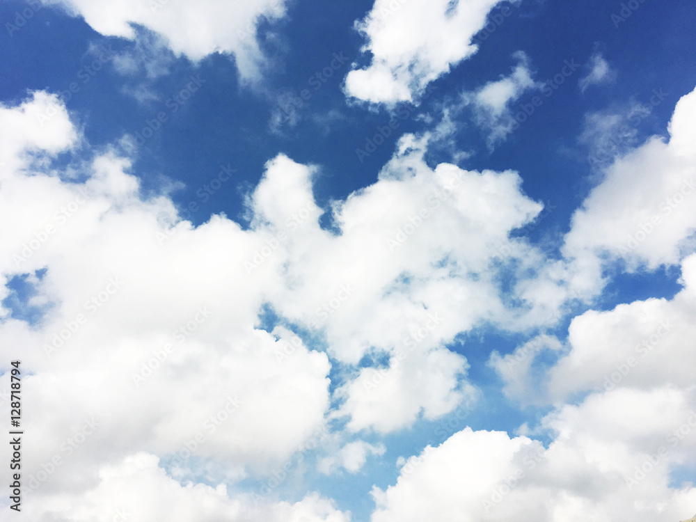 Obraz premium White clouds and blue sky background