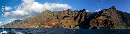 Blick vom Meer aus auf die berühmte Na Pali Coast an der Nordostküste von Kauai, Hawaii, USA.