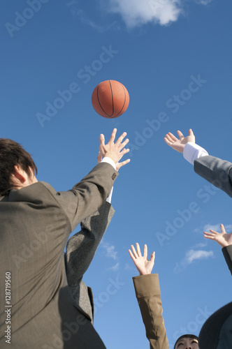 バスケットをするビジネスマンとビジネスウーマン © ohayou!
