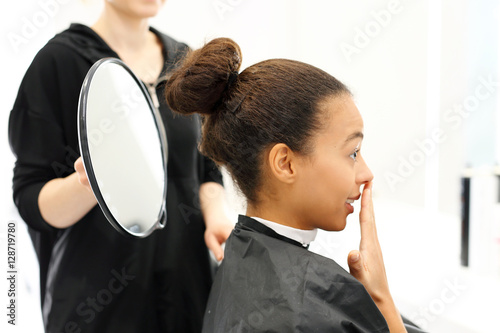 Kobieta u fryzjera. Kobieta w salonie fryzjerskim 