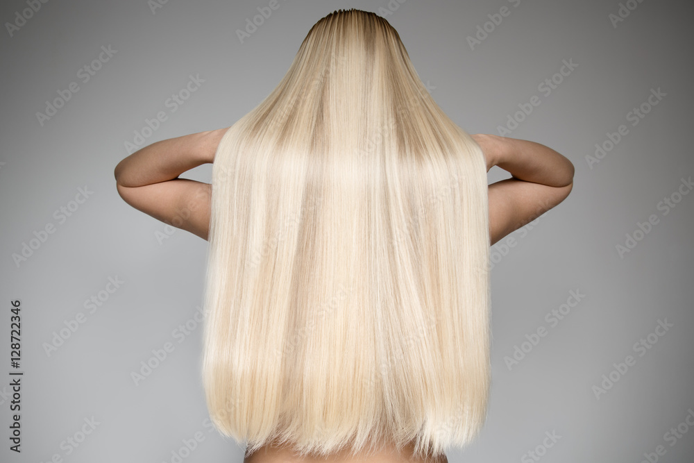 Naklejka premium Portret Pięknej Młodej Kobiety Blond Z Długimi Włosami
