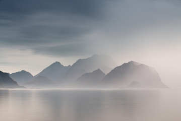 Ingelijste posters Grijs Bewolkte zomerdag op Lofoten Noorwegen  © NemanTraveler