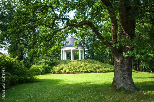 Obraz na płótnie Schwerin, Park with youth Temple w salonie