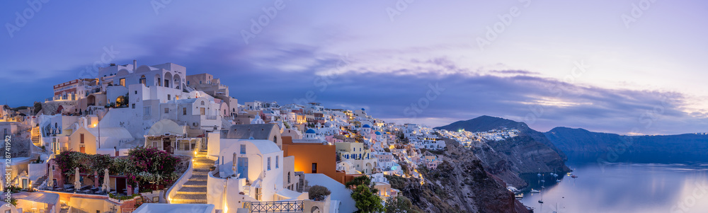 cityscape of Oia, traditional greek village of Santorini at sunset, Greece - obrazy, fototapety, plakaty 