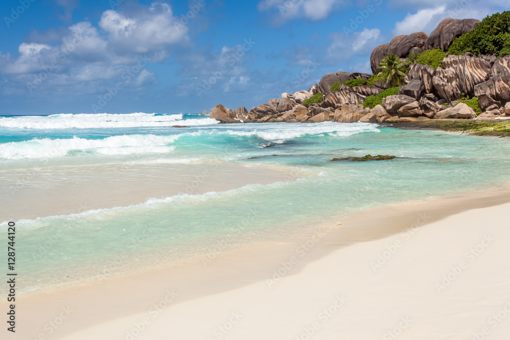 eaux critallines et plage de sable fin aux Seychelles 