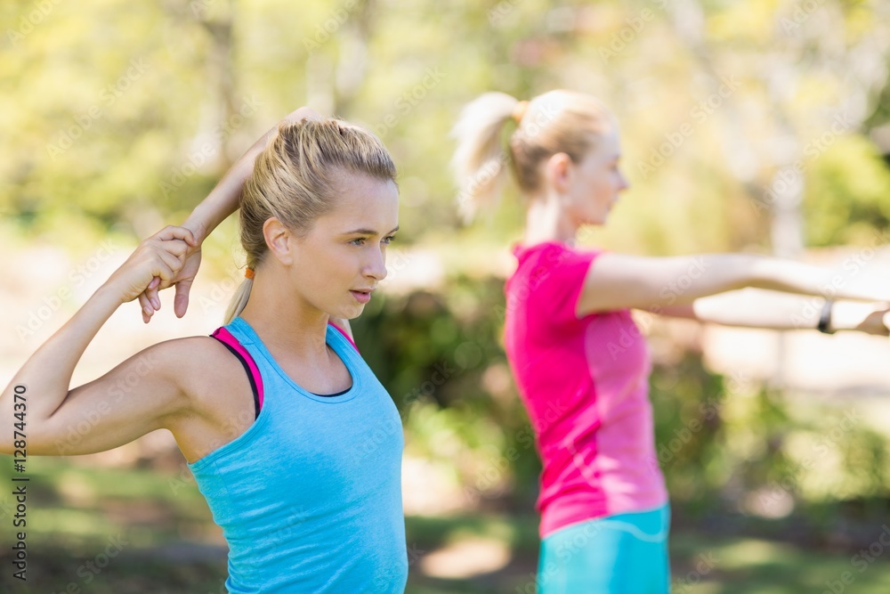 Obraz premium Beautiful young women exercising