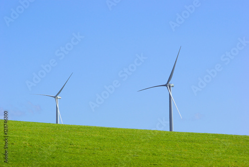 青空と緑の丘 白い風車
